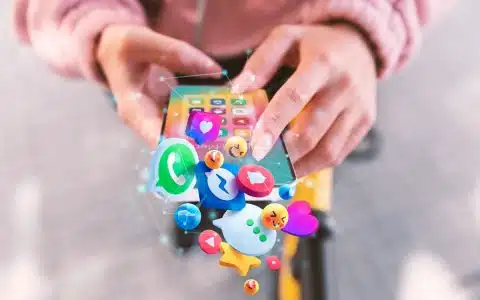 main-telephone-reseaux sociaux