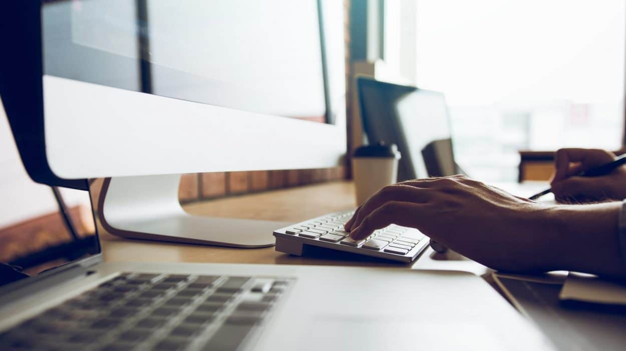 Ordinateur sur bureau - vignette article de blog agence ou freelance