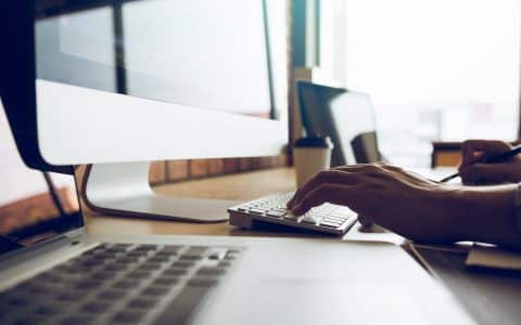 Ordinateur sur bureau - vignette article de blog agence ou freelance