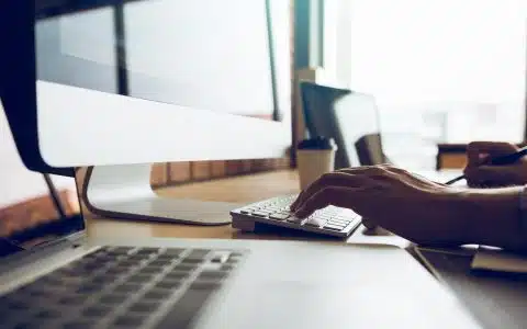 Ordinateur sur bureau - vignette article de blog agence ou freelance