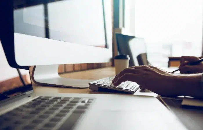 Ordinateur sur bureau - vignette article de blog agence ou freelance