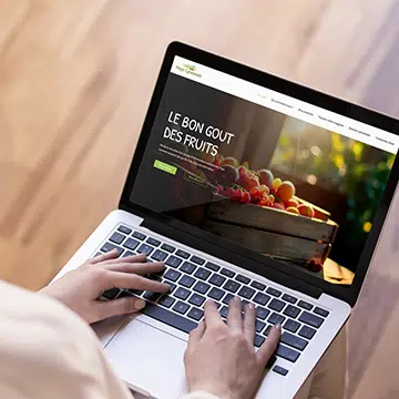 image d'un ordinateur portable ouvert sur le site web Les Vergers Lyonnais