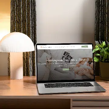 Ordinateur portable sur une table avec le site bien naître & parentalité