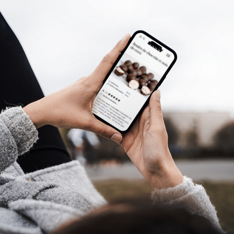 Femme qui tient un téléphone dans la main