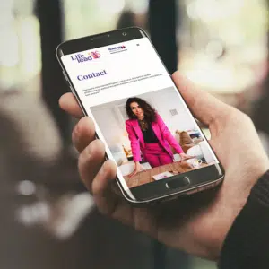 Femme en costume rose sur le téléphone