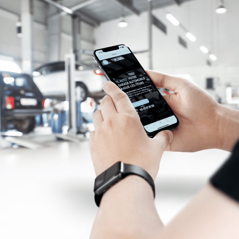 Personne utilisant un téléphone dans un garage.